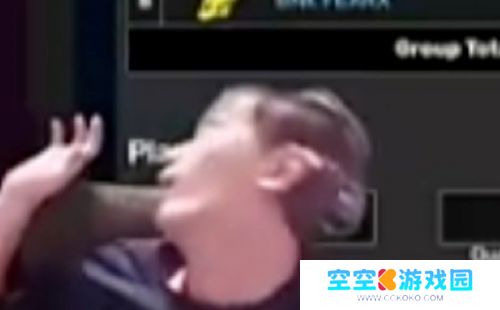 LPL解说直播突发癫痫，摔倒在地满嘴鲜血，已送往医院治疗