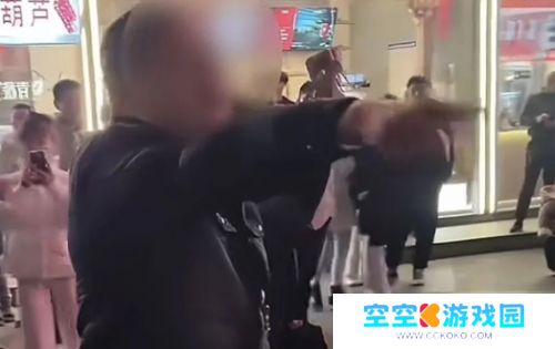 女主播街头直播舞蹈，被路人现场怒怼，直言：马路不是你的家