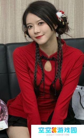 LPL美女主持骆歆晒新春美照：骆歆俏皮麻花辫，红衣短裙十分喜庆