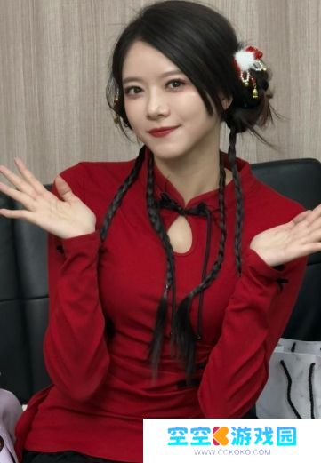 LPL美女主持骆歆晒新春美照：骆歆俏皮麻花辫，红衣短裙十分喜庆