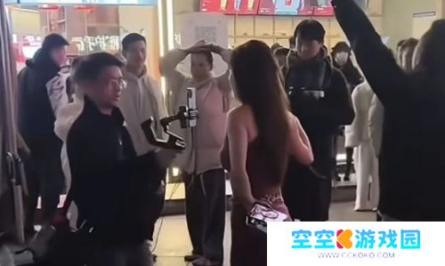 女主播街头直播舞蹈，被路人现场怒怼，直言：马路不是你的家