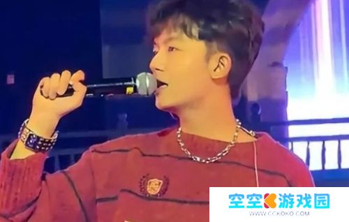 李明德再掀风波，发文威胁侯明昊，暗讽王鹤棣，网友：这个人疯了