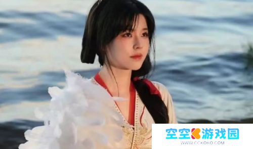 沫子直播被吐槽穿太保守，当场拉低衣领口，网友：等下超管要来了