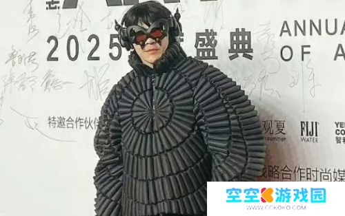 向佐改换“哥斯拉”风格，臃肿扭曲衣装太雷人，本人回应：参考外星人