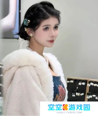 狗头萝莉为珍珠店拍宣传视频，亲自盛装上阵获好评，网友：越来越好了
