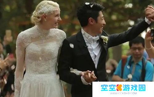 撒贝宁回武汉拜年被偶遇，妻子李白又高又瘦，一家四口同框超温馨