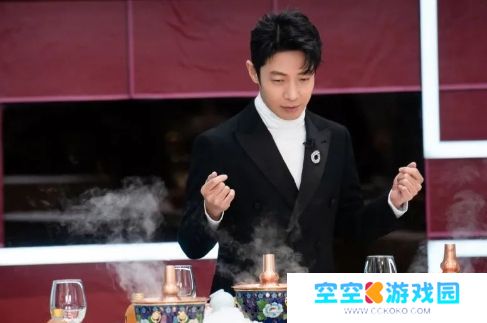 撒贝宁回武汉拜年被偶遇，妻子李白又高又瘦，一家四口同框超温馨