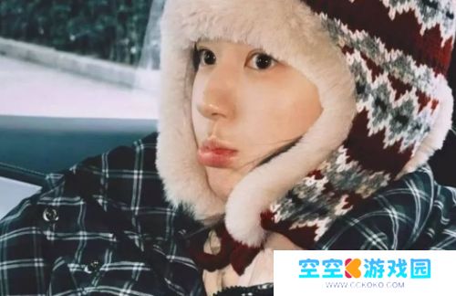 赵露思晒新年日常，戴毛线帽嘟嘴拍照太可爱，网友：她真的好起来了
