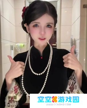 狗头萝莉宣布卖饼结束，穿黑色旗袍展示身材，网友：好有贵妇相