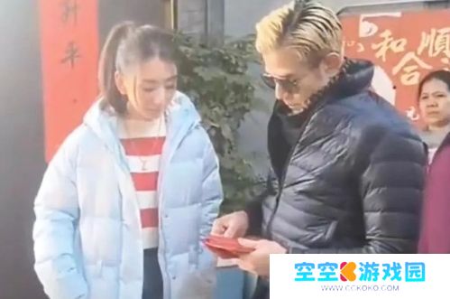 郭富城回安徽老家拜年好欢乐，放烟花又发红包，接地气形象获好评