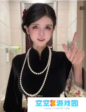 狗头萝莉宣布卖饼结束，穿黑色旗袍展示身材，网友：好有贵妇相