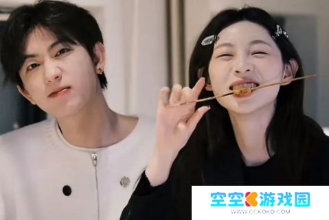 网红痞幼再传新恋情，和新对象亲密互动频繁，网友：两个人越长越像