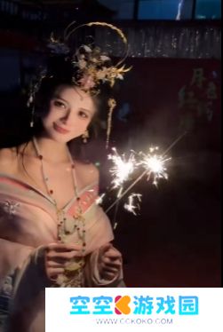 狗头萝莉饼摊即将结束，现场给大家放烟花庆贺，手拿仙女棒太美了