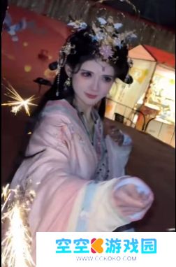 狗头萝莉饼摊即将结束，现场给大家放烟花庆贺，手拿仙女棒太美了