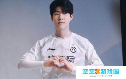 姿态提问DeepSeek谁是世界第一上单，AI结果显示：TheShy名列第一