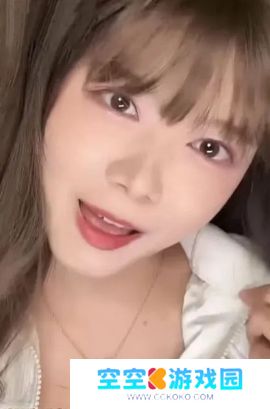 骆歆遭网友吐槽身材臃肿，直接下拉衣角自证，称自己是丰满不是肿