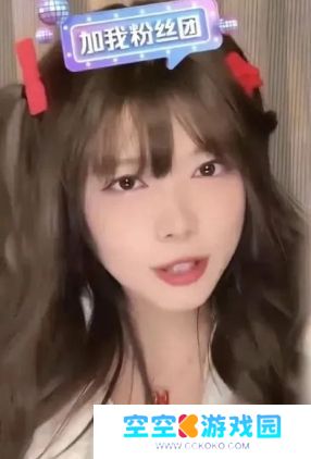 骆歆遭网友吐槽身材臃肿，直接下拉衣角自证，称自己是丰满不是肿