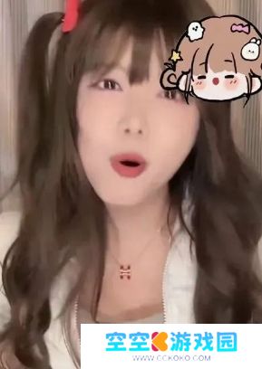 骆歆遭网友吐槽身材臃肿，直接下拉衣角自证，称自己是丰满不是肿