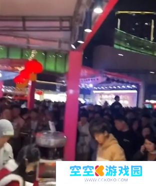 狗头萝莉元宵卖饼太火热,现场围满了人,大量粉丝称排了好久买不到