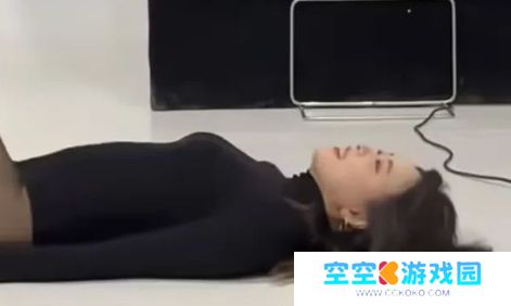 骆歆晒肯豆风照片，灰色滤镜更显魅力，称恋爱想被人宠，网友：想得美