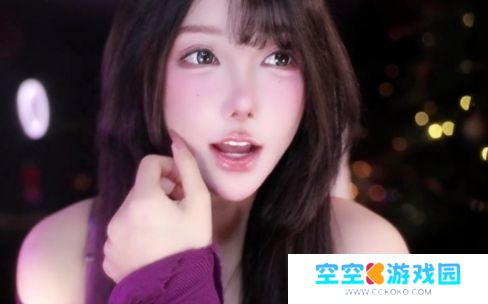 米娜穿紫色吊带裙直播，韵味十足非常吸睛，称酒后冲动都是有预谋的