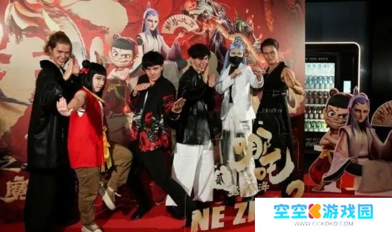 《哪吒2》破百亿海报出炉，登上时代广场大屏，正式出征海外市场