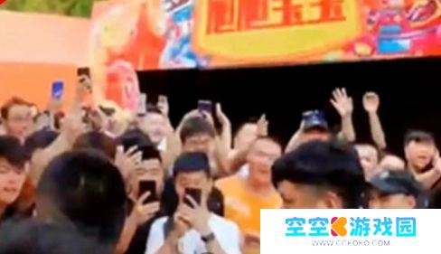 旭旭宝宝计划送粉丝车，水友见面预计送1000万礼物，包括奔驰S400