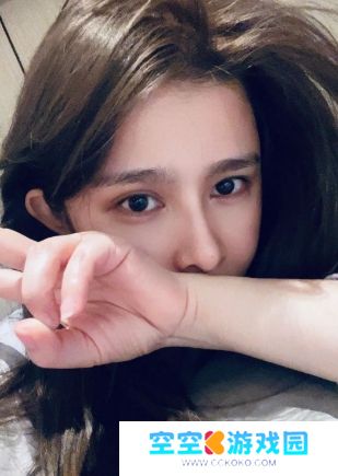 美女主播直播间展示演技，哭诉自己儿时遭遇，称穷怕了希望大家打赏