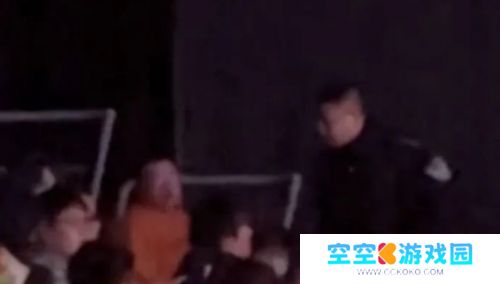 LPL现场女粉殴打工作人员，曾攻击帽子叔叔，被强行拉走永久禁止观赛