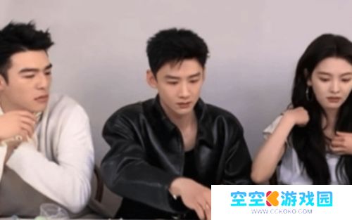 白敬亭新剧宣传直播太尴尬，全程不搭理章若楠，剧组都在看他眼色