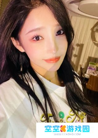 女主播喊话大哥，称给100万就退播，曾说自己不看重钱，态度变化引热议