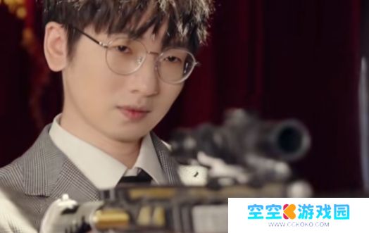 LPL解说和美女演员拍短剧，被网友质疑是否要转行，本人：拍着玩而已