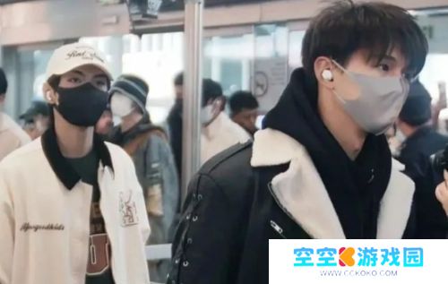 赵一博雪梨恋情持续发酵，成果账号遭公司接管，深夜发文回应风波