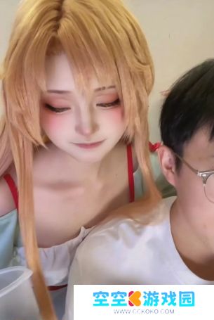 当你的女朋友长得像亚丝娜怎么办？可爱还粘人，多少男生恨得直咬牙