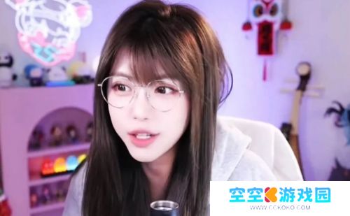 周淑怡直播对观众比手势，称因为努力学习手指都弯了，网友：谁信啊