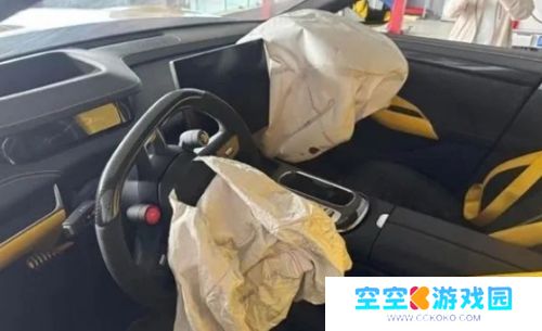 小米SU7 Ultra赛道事故曝光，现场状况十分惨烈，雷军紧急回应