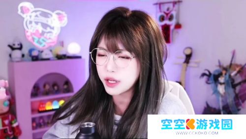 周淑怡直播找人玩游戏，想了半天只有骆歆一个，网友：人际圈这么小吗