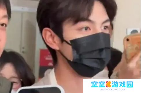 赵一博首次公开露面,大方承认恋情进展,粉丝态度瞬间两极分化