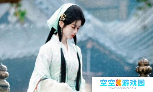 鞠婧祎又变脸，新剧照路人图曝光，锥子鼻尖下巴，网友：太夸张了
