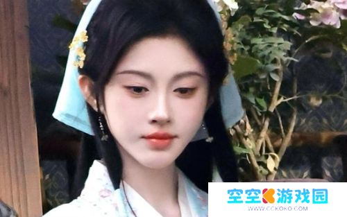 鞠婧祎又变脸，新剧照路人图曝光，锥子鼻尖下巴，网友：太夸张了