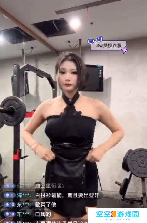 女主播直播太会整活！高跟鞋深蹲、女仆装举铁惊呆网友