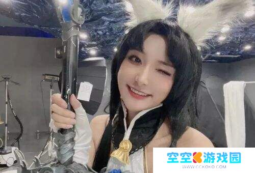 女主播直播太会整活！高跟鞋深蹲、女仆装举铁惊呆网友