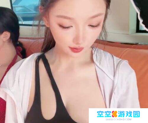 米娜三亚泳装直播引热议：身材太火辣，水上项目陷