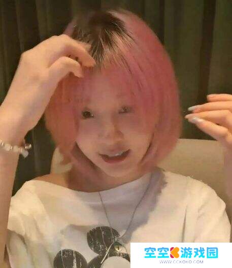 失踪五年突然开播，前“LOL一姐”小米粥闪现某博