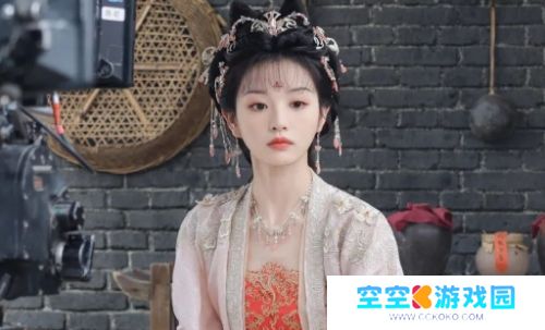 《逐玉》未播先火，张凌赫解锁发冠新造型，和田曦薇同框太般配