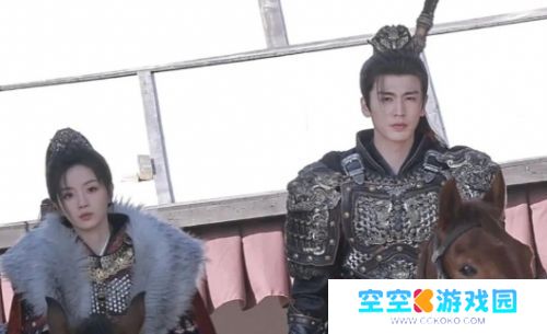 《逐玉》未播先火，张凌赫解锁发冠新造型，和田曦薇同框太般配