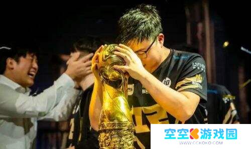 Uzi正式入选英雄联盟名人堂，开启全新篇章