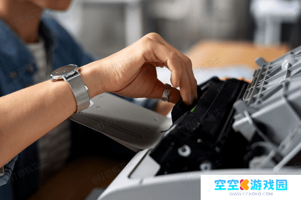 从后盖或出纸口位置取纸